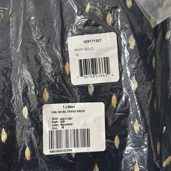 Like new ruffled dress - Picture 5 of 9